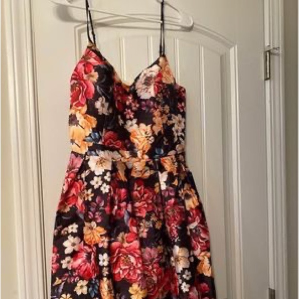 Beautiful Dress - Picture 2 of 5